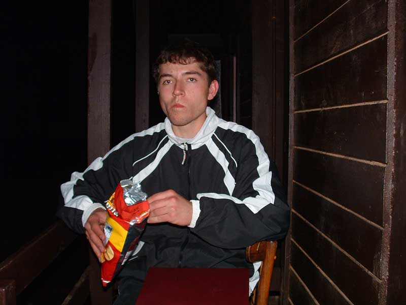 Po vyhlášení se razilo do bodu KÁ ke kozlíkovy, kde jsme se náležitě občerstvili, nakoupili brambůrek atd. Tady už se nám Matásek občerstvuje.