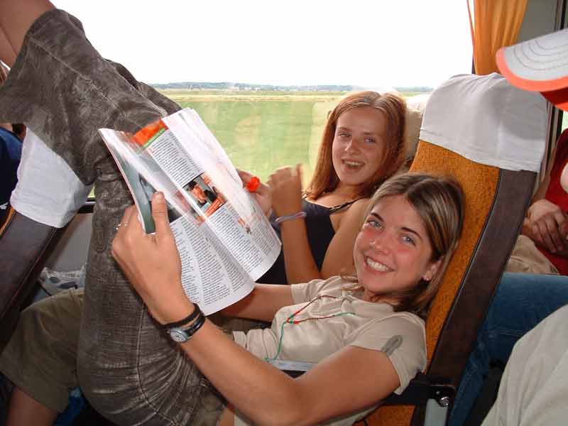 Mája a Háňa, takhle se sedí v autobuse, a byli tam i zajímavější polohy.