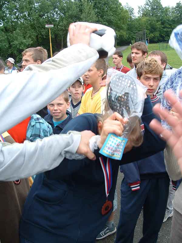 Lucka se snaží odehrát míč pálkou, nějak se jí to nedaří a míč končí na její hlavince.