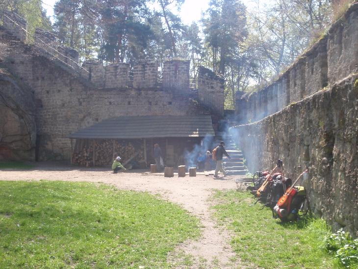 Evidendně jsou hradní zvyklí na trampy, dá se tam přespávat. Odložili jsme věci q šli na obhlídku.