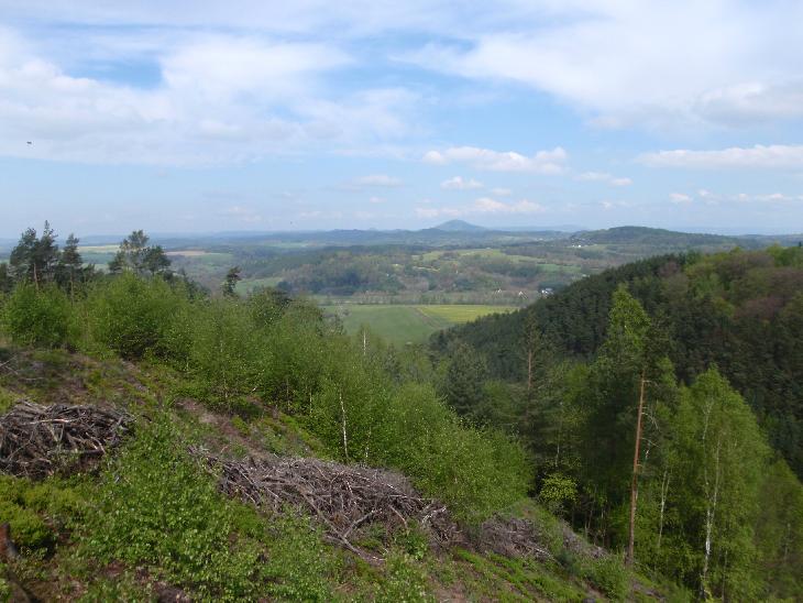 Dále jsme po cestě vystoupali na vrch Nedvězí odkud byl překrásný panoramatický výhled.