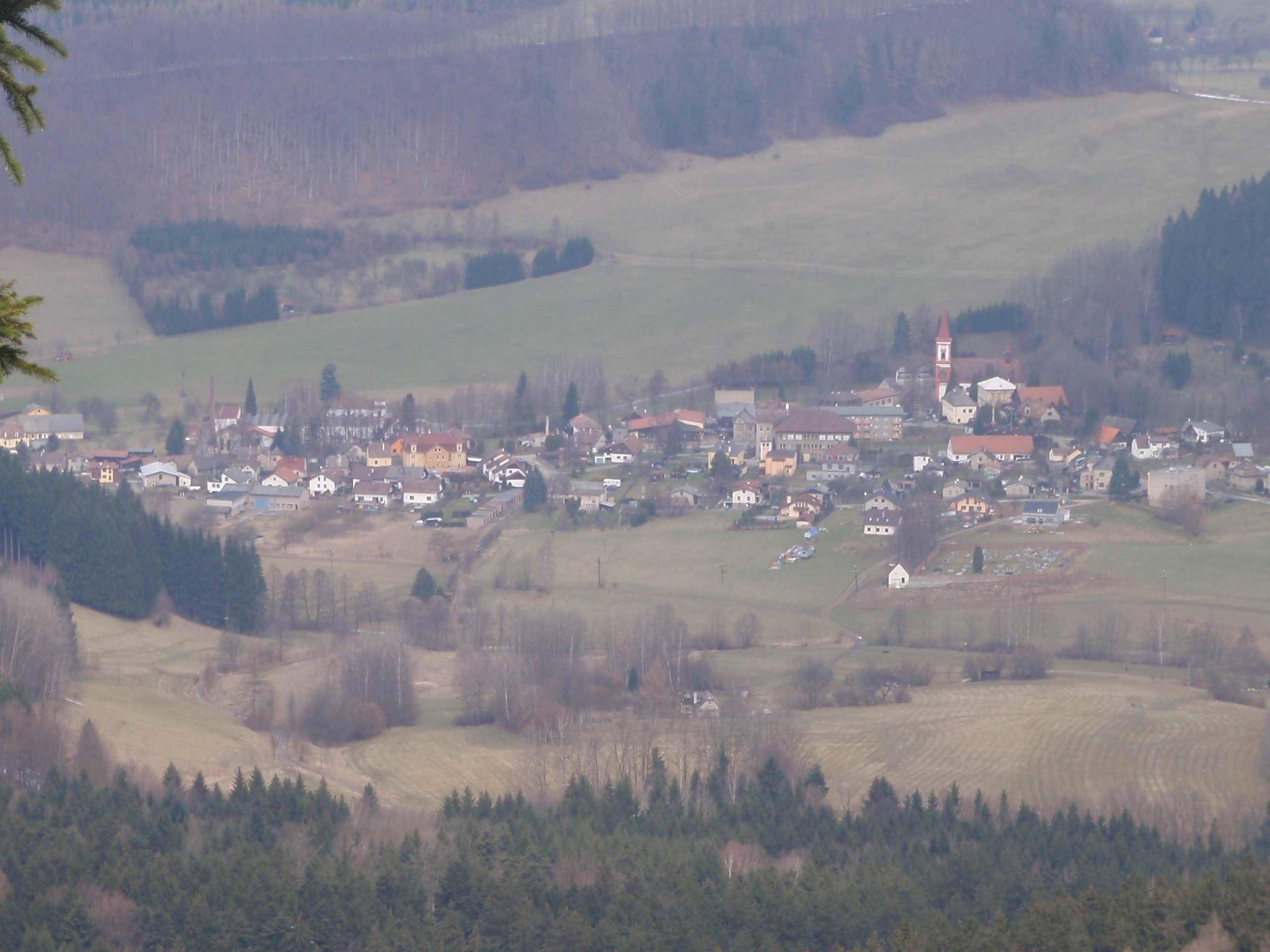 Machov...někde dole máme zaparkované auto.