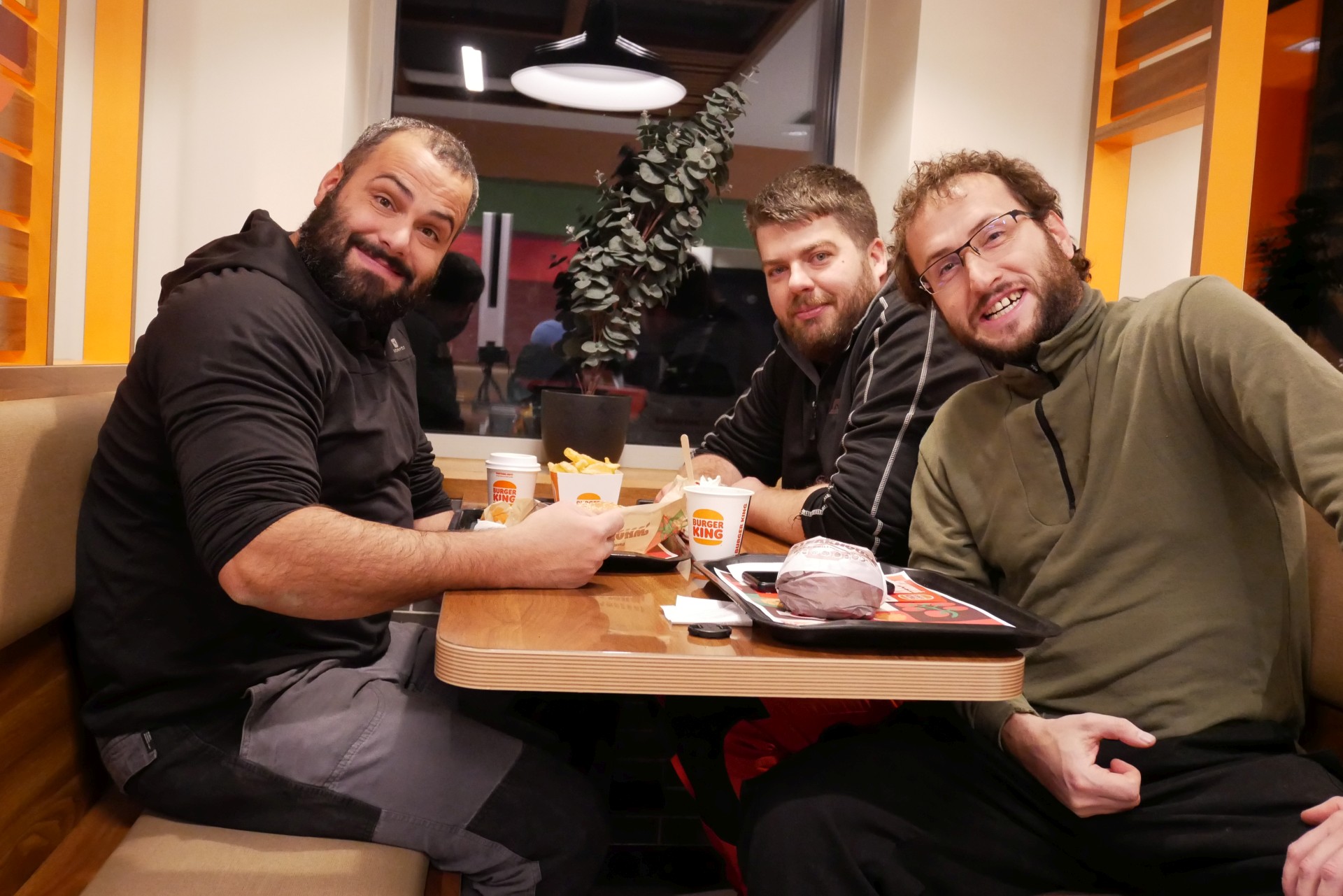Sraz jsme měli v Benátkách v Burgerkingu :-D