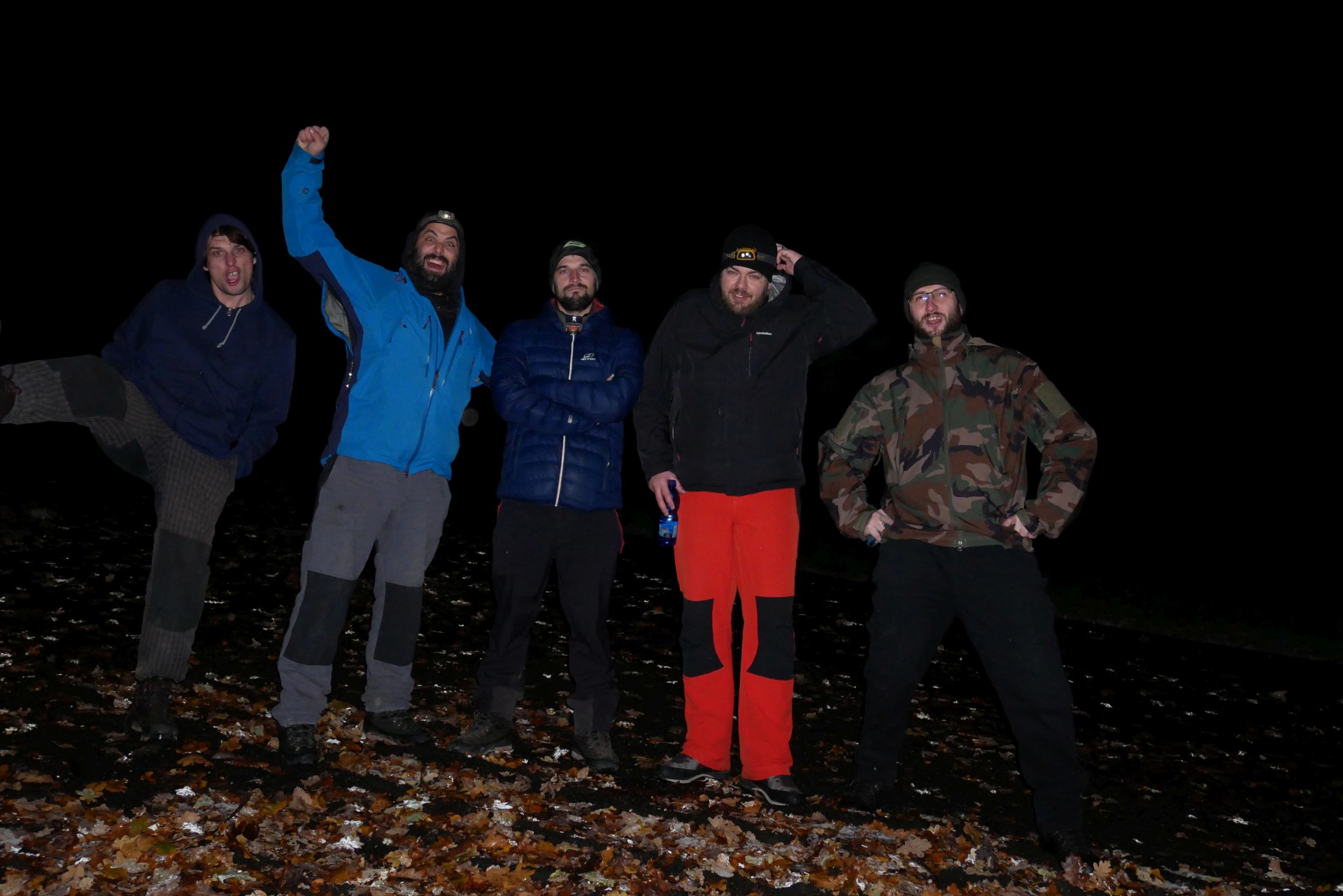 A toto už je startovní fotka v místě kde jsme nechali auta. Do obory zbývá ujít jen 1km. Jenže jsme cestou hlasovali a zvolili jsme nejnáročnější cestu přes vrchol Rokytské Horky....