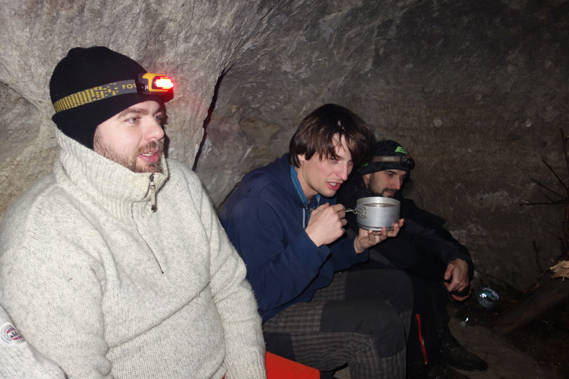 Ohr, Míra a Komár. Sedíme na skalní lavici před krbem.