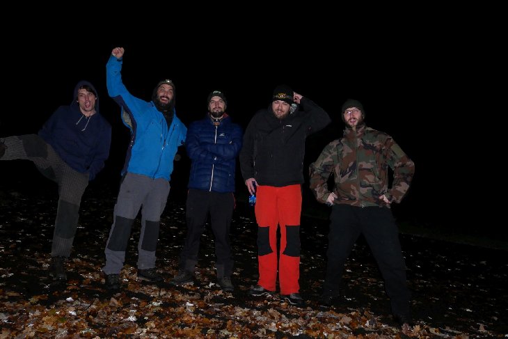 A toto už je startovní fotka v místě kde jsme nechali auta. Do obory zbývá ujít jen 1km. Jenže jsme cestou hlasovali a zvolili jsme nejnáročnější cestu přes vrchol Rokytské Horky....