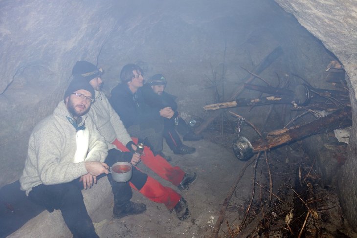 Takhle to tu vypadá. Většinou tu někdo nechá pár kusů suchého dřeva na podpal a když už to hoří, tak můžeme přikládat to co nanosíme my. Nakonec tu opět necháme zbylé dřevo na příště :-)