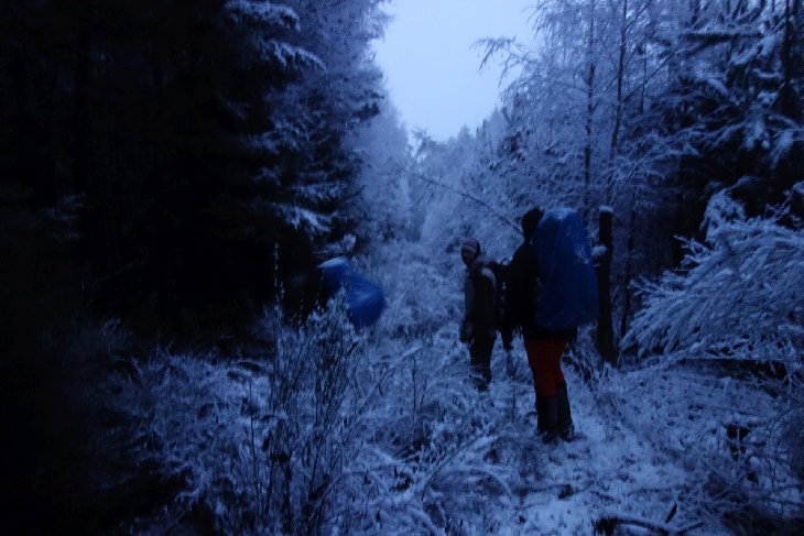 Prošli jsme Jílovou roklí a jdeme dál na sever až k naší oblíbené jeskyni, kterou jsme nazvali: U hlásky. Cestou jsme za tmy v lese potkali 2 lovce. No, nejdřív to vypadalo špatně, ale nakonec jsme se v klidu domluvili, dostali jsme info kde se bude střílet a kam nemáme chodit. Tak jsme se tím řídili. Což se nám následující den vyplatilo, ale o tom až později......