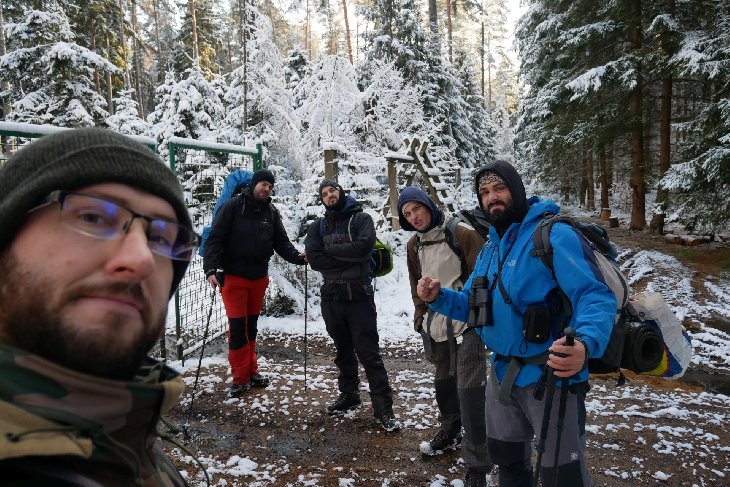 Poslední společná fotka u obory a jdeme k autům, máme to asi jen 1 km.