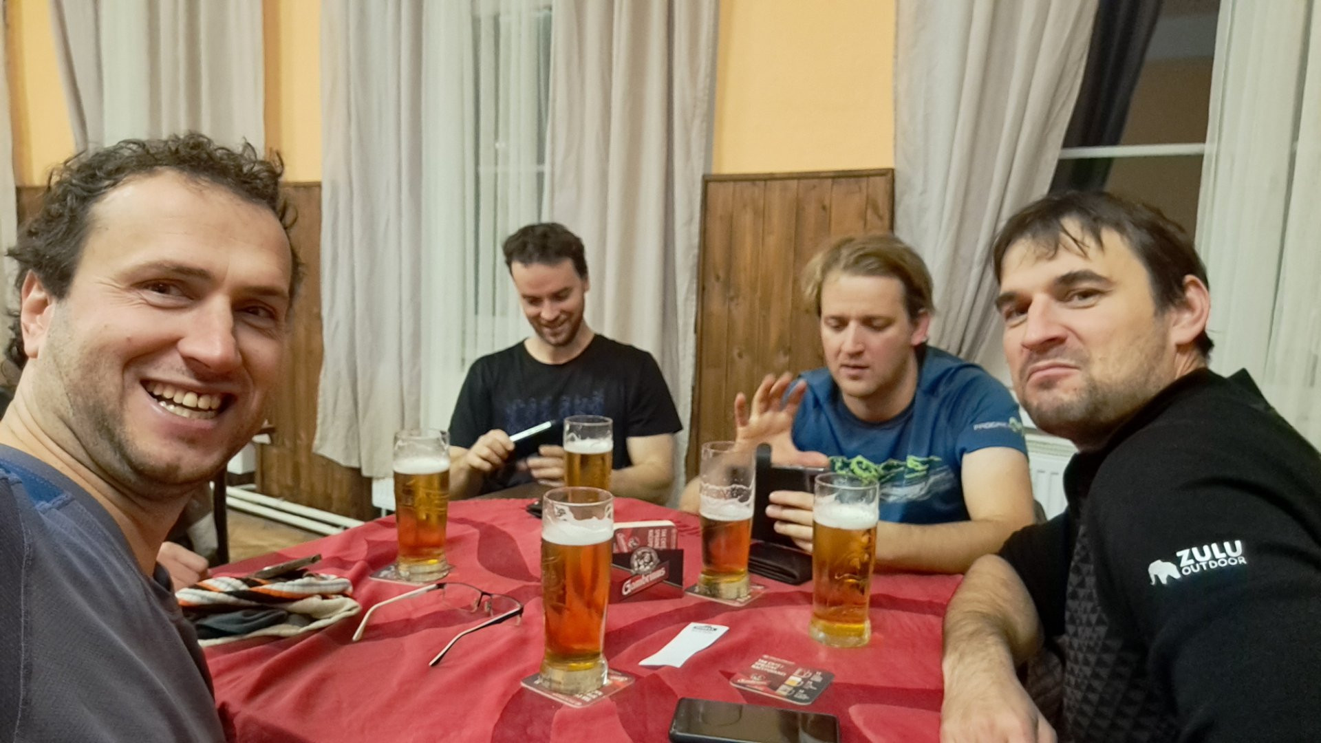Večer jsme dorazili do hospody Kočín kde nas překvapilo velice levné pivo :-D