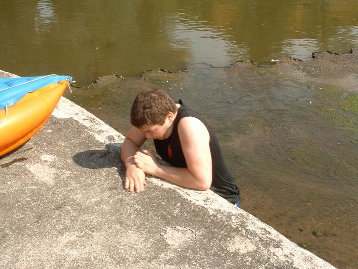 Tady ma nekdo problem dostat se nahoru:-D, za tímto jezem začínají pěkná místa, řeka začně pěkně téci:-D