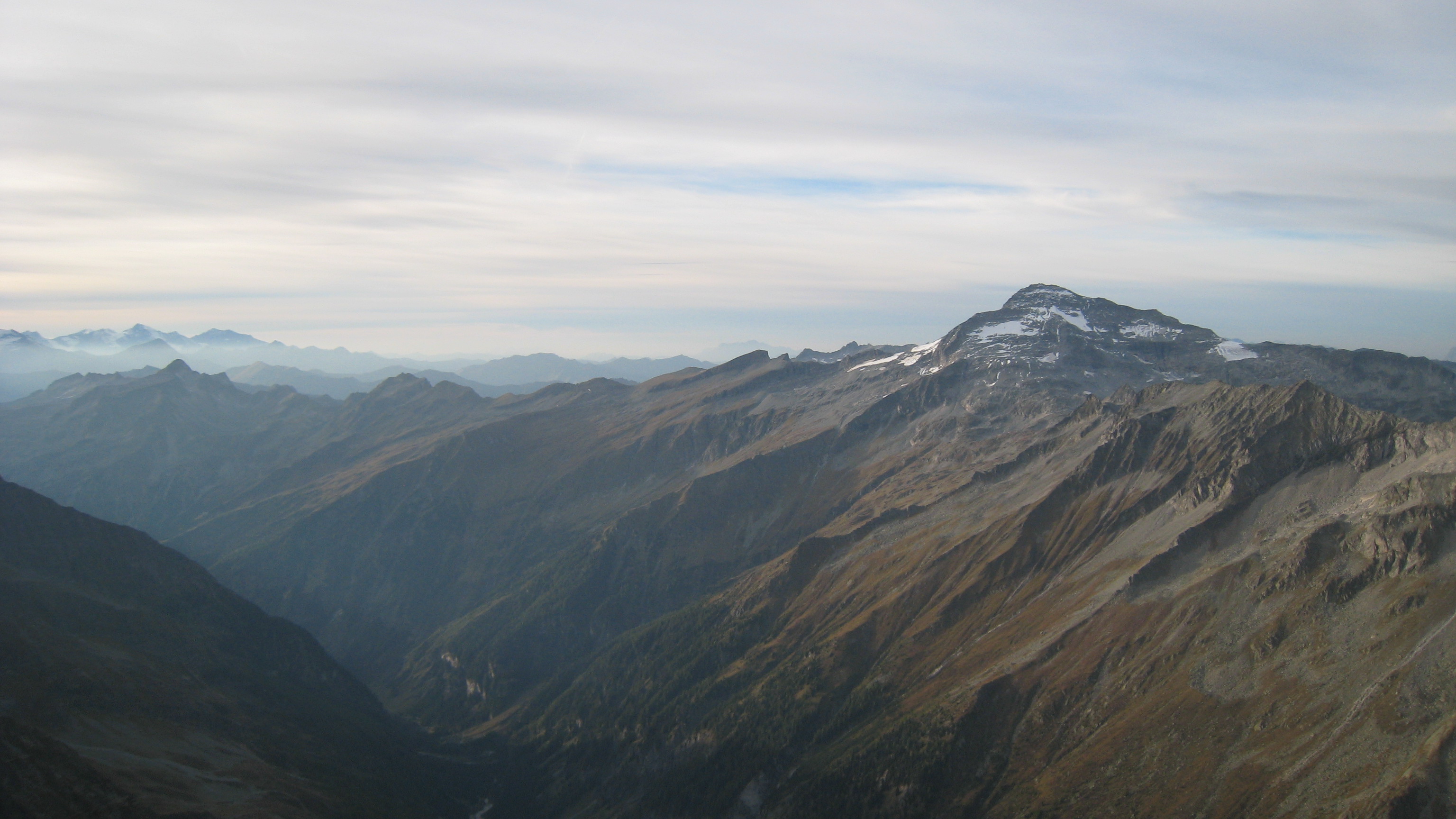 Tento kopec se jmenuje Ankogel (3252mnm). Podle něj se jmenuje celá oblast Alp. Ankogelgruppe...