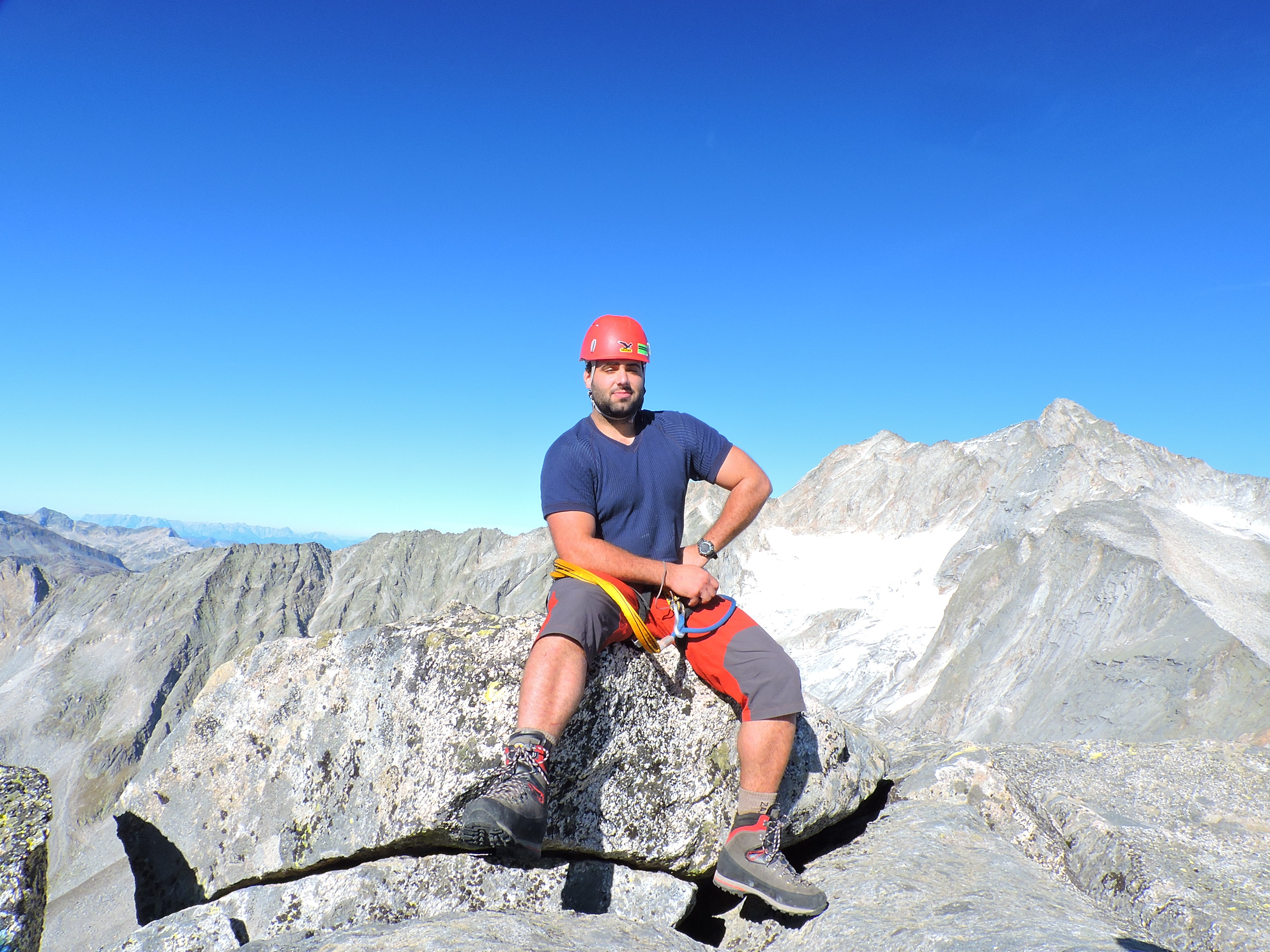 Tak:D....Blížíme se do sedla pod Hochalmspitze. Na tehle kopec nahoru vede ferrata Detmolder Grat. Sama o sobě není tak těžká jako ta na Sauleck, ale kvůli ledovcům je tu nutné mít i mačky a cepín. Dnes ho nedáme, ale není všem dnům konec:)))