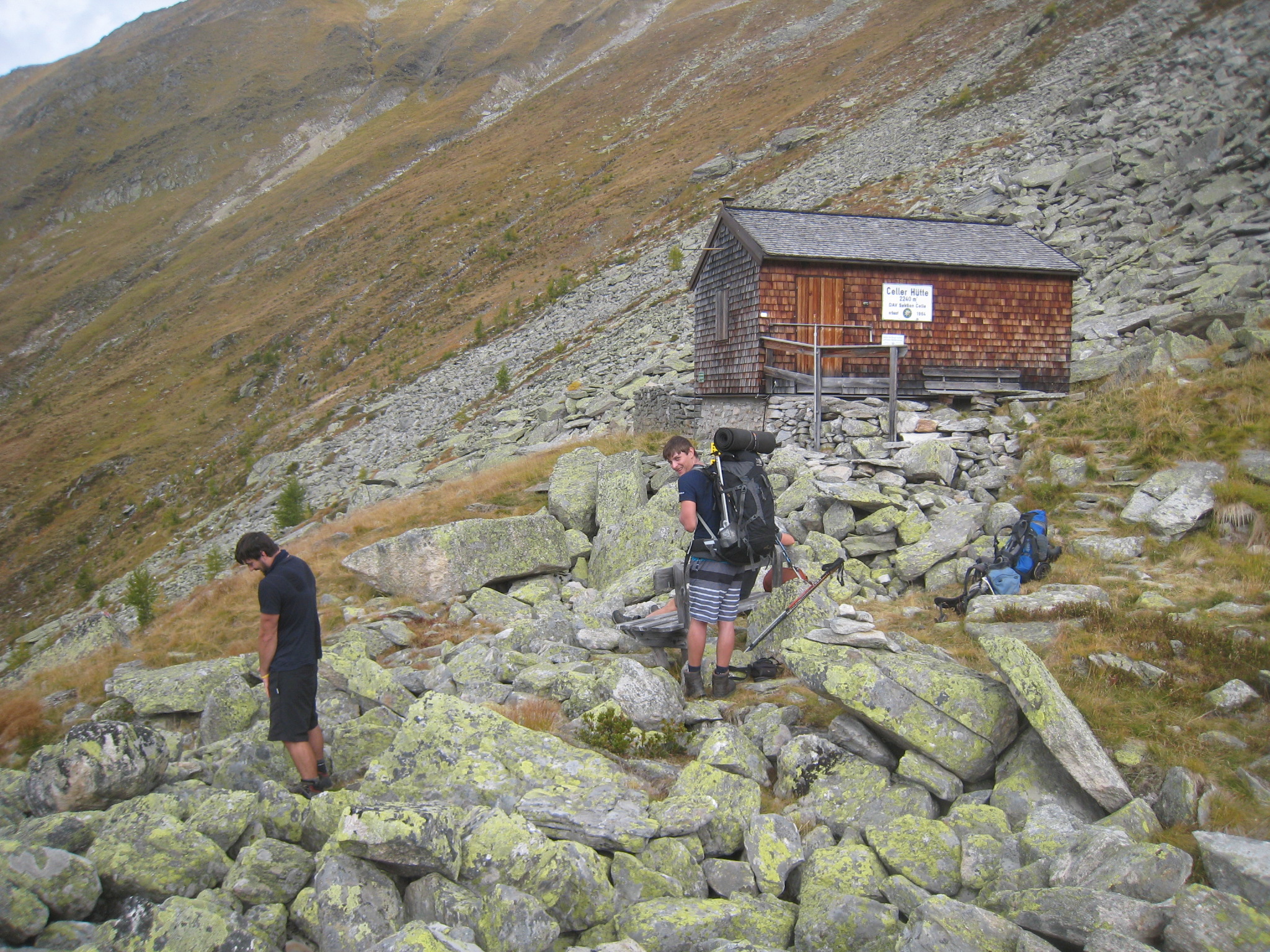 Konečně dorážíme k Celler Hutte. Uvědomuju si jak byl nereálnej plán dát Hochalmspitze a dojít až sem...