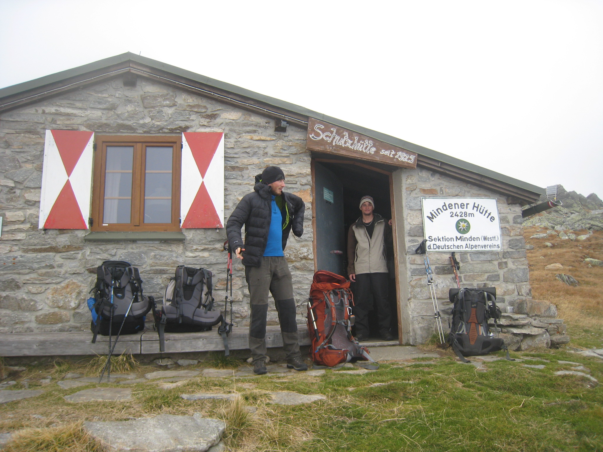 Mundener Hutte...Doplnujem vodu a dáváme oběd:)