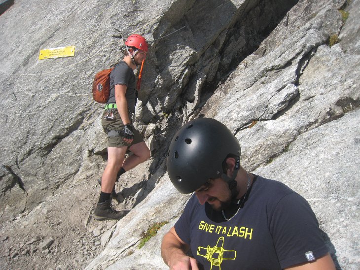 Začátek ferraty. Je to poměrně těžká ferrata obtížnosti D/E. Kuba už je cvaklej...