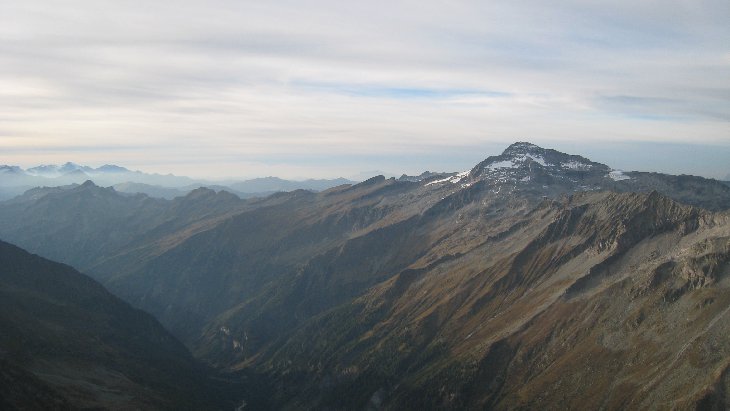 Tento kopec se jmenuje Ankogel (3252mnm). Podle něj se jmenuje celá oblast Alp. Ankogelgruppe...