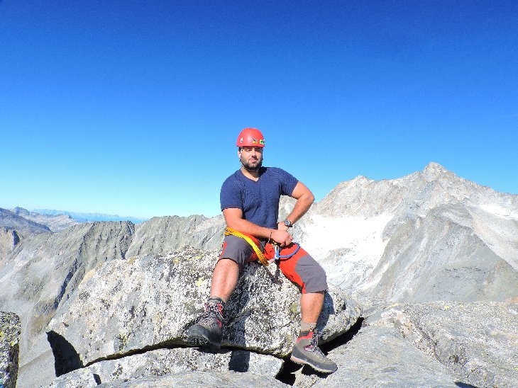Tak:D....Blížíme se do sedla pod Hochalmspitze. Na tehle kopec nahoru vede ferrata Detmolder Grat. Sama o sobě není tak těžká jako ta na Sauleck, ale kvůli ledovcům je tu nutné mít i mačky a cepín. Dnes ho nedáme, ale není všem dnům konec:)))