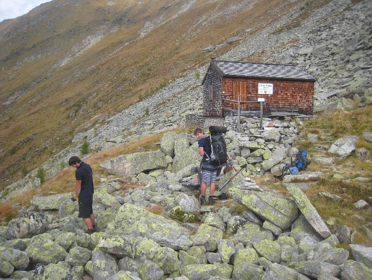 Konečně dorážíme k Celler Hutte. Uvědomuju si jak byl nereálnej plán dát Hochalmspitze a dojít až sem...