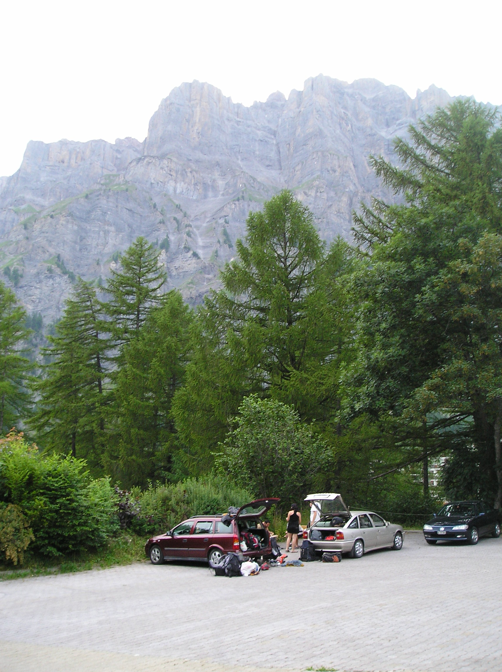 A protože bylo v oblasti blanku hnusně tak volba padla na Daubenhorn...na tomhle parkplacu sme spali a za náma je vidět celá stěna...6 nás šlo ferratou, Ivča normal cestou a ondra zůstal někde dole a procházel se kolem jezírek či co...