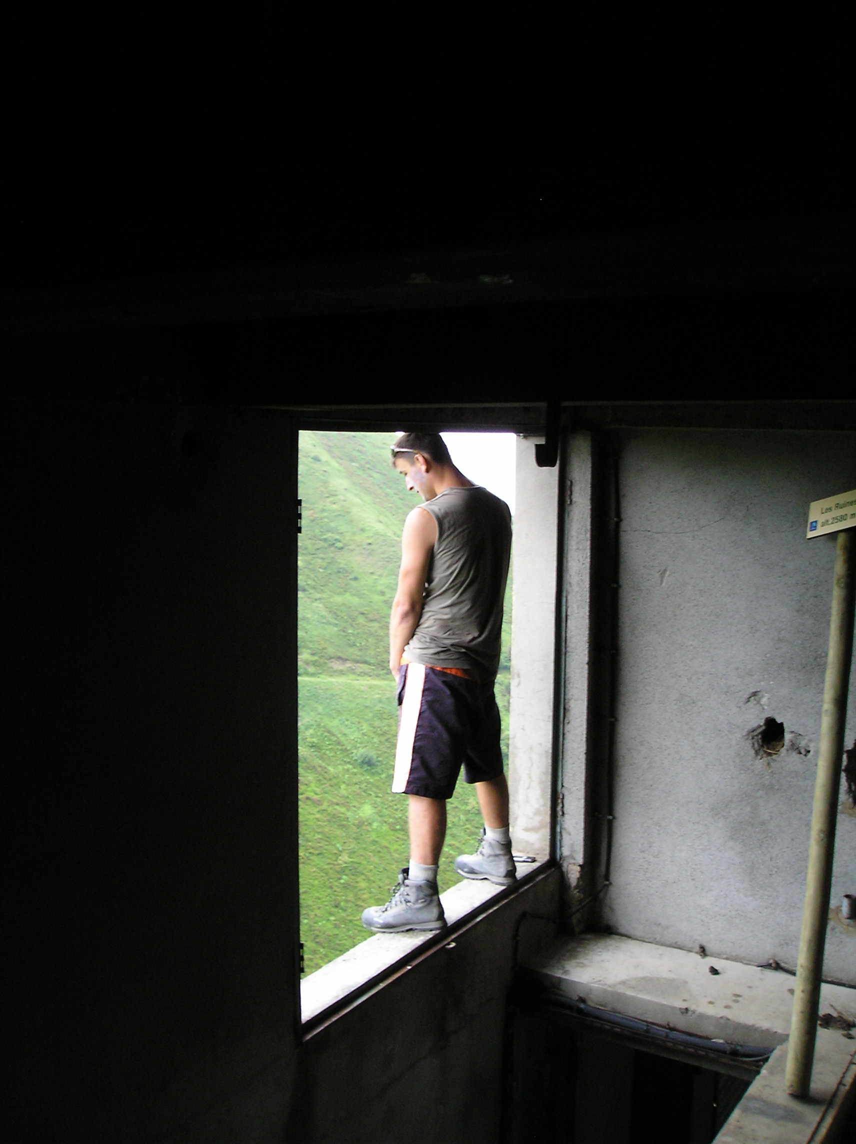 Taaak...i přes ne uplně super počasí sme se šli pokusit dobýt Mont Blank..Já, komár a míra sme vyrazili o den dřív z Les Houches...cíl byl bivak cabane de Rogne ale déšt nás zahnal do staré stanice lanovky...tak čekáme..