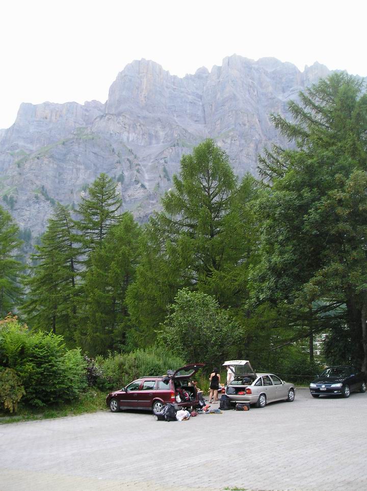 A protože bylo v oblasti blanku hnusně tak volba padla na Daubenhorn...na tomhle parkplacu sme spali a za náma je vidět celá stěna...6 nás šlo ferratou, Ivča normal cestou a ondra zůstal někde dole a procházel se kolem jezírek či co...