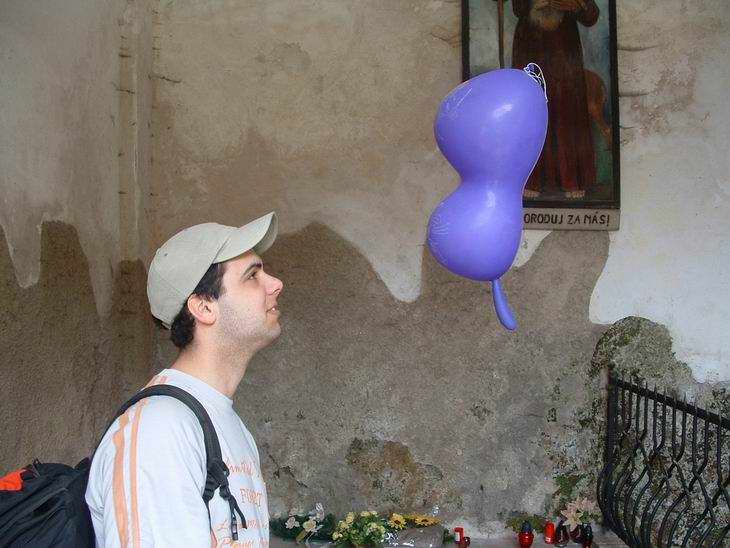 Tady jsme zkoušeli vdechovat He z naseho draze zakoupeneho balonku:-D No moc se to nedařilo:-)