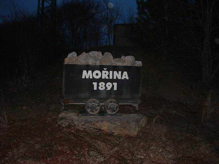 Pak jsme chtěli sejit na silnici do Karlštějna, ale omylem jsme se doatli do nejakého těžařského objěktu.