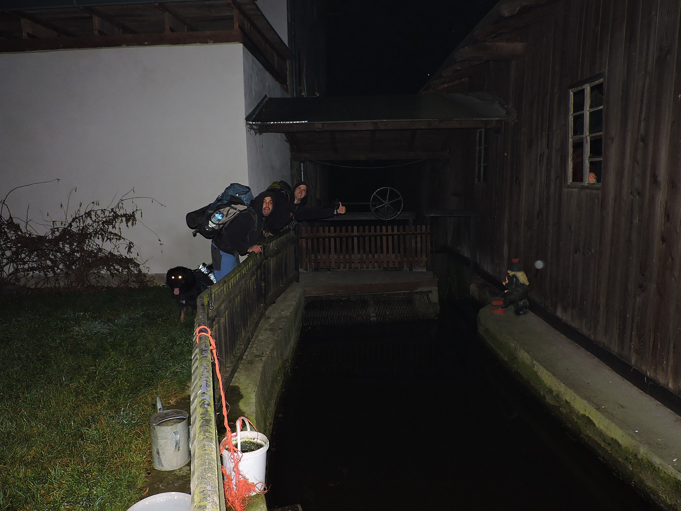Z hospody jsme vyrazili přímou cestou do lesa. ta bohužel ale vedla přes soukromý pozemek a statek. Trochu nás tam pokousali hlídací psi, ale jinak jsme to zvládli.