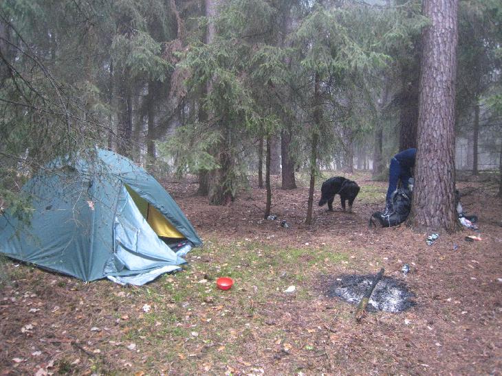 V noci začlo chcát, tak jsem musel narychlo postavit stan.