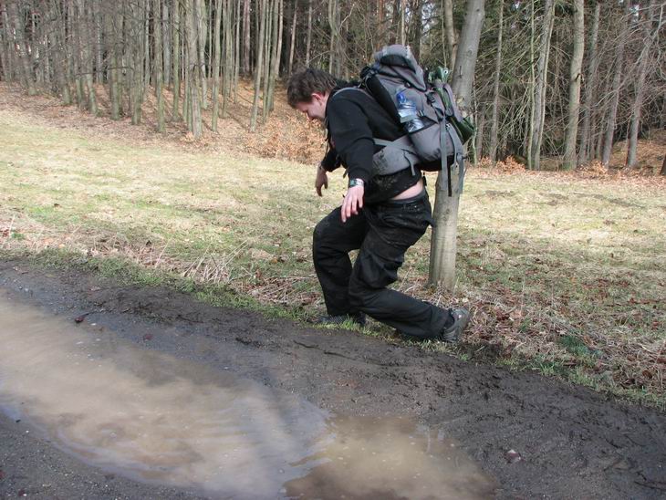 Datel se tu parádně umyl v kaluži....