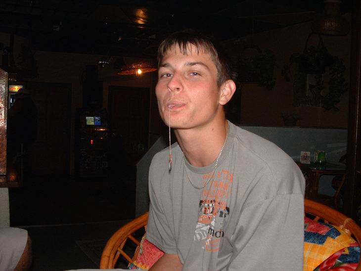 A už za tmy sme došli nevim kam a dáváme malou pauzu:)))...Míra tady žere čaj...vysvětlovali sme mu že se to dává do vody ale on neee...:D:D