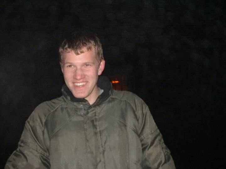 Někdo dostal ten osudnej nápad, a to vyrazit ven.

To by nebyl tak špatněj nápad, i ta tma by se skousla,

ale dovolit Datlovi aby nás vedl, to byla chyba. Pravda,

nakonec jsme dorazili, ale když jsme se druhý den dozvěděli

kudy jsme šli, tak to byl šok. Nejen že jsme lezli po skalách

a brodili se potokama, ale, což bylo nejhorší, jsme asi 3 krát

prošli těsně kolem chaty.... ale jenom prošli.

Nakonec Datel dostal pochvalu, že trefil na neviditelnou lávku.