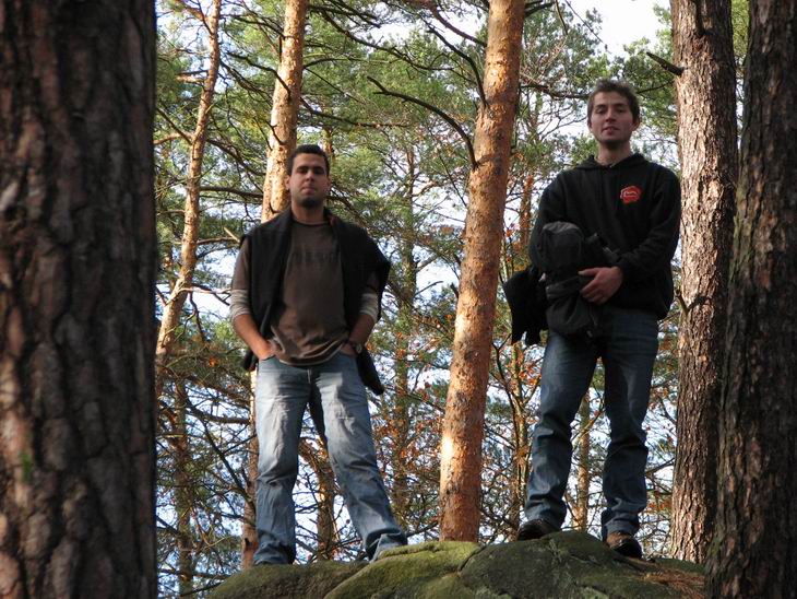 stojíme na hodně velkym balvanu nad lomem....A ONDRA NEUMÍ FOTIT....ZAS TAM NENI TO CO BYLO DULEZITY....ZEJO ONDRO??:D:D:D, já myslel že důležitý ste vy dva, tak nevim co by mělo bejt důležitý....NO MY A TEN VELKEM KAMEN NA KTERYM STOJIME....PŘESNĚ TEN CO NA TÝHLE FOTCE VUBEC NENI VIDĚT:D:D