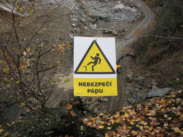 Tahle cedule tu původně nebyla....ale docela se sem hodí....