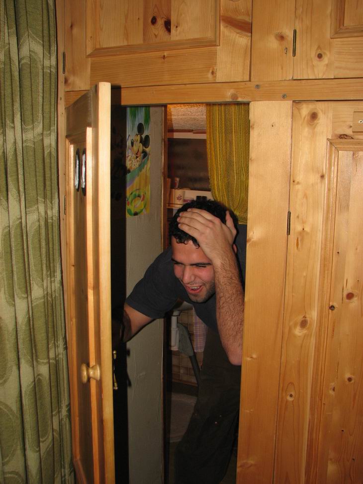velký člověk malý dveře