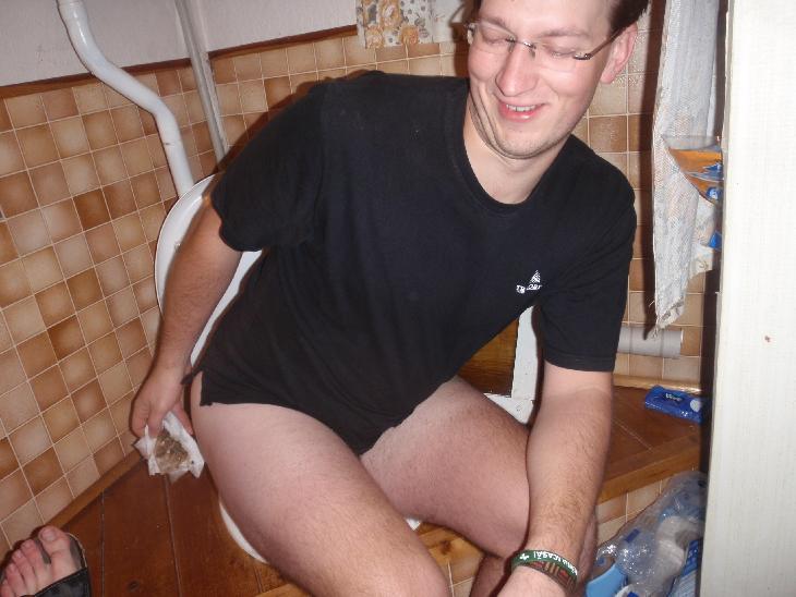 Kuba sere, fuj. Tady taky bylo pár dalších fotek, ale tato je nejméně pohoršující.:-D