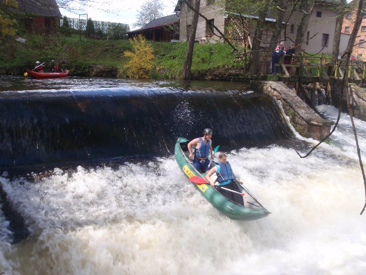 Nejzajímavější jez, tady jede Kuba s Anet