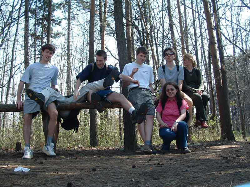 Skupinové foto, ale copak nám to támhle padá.