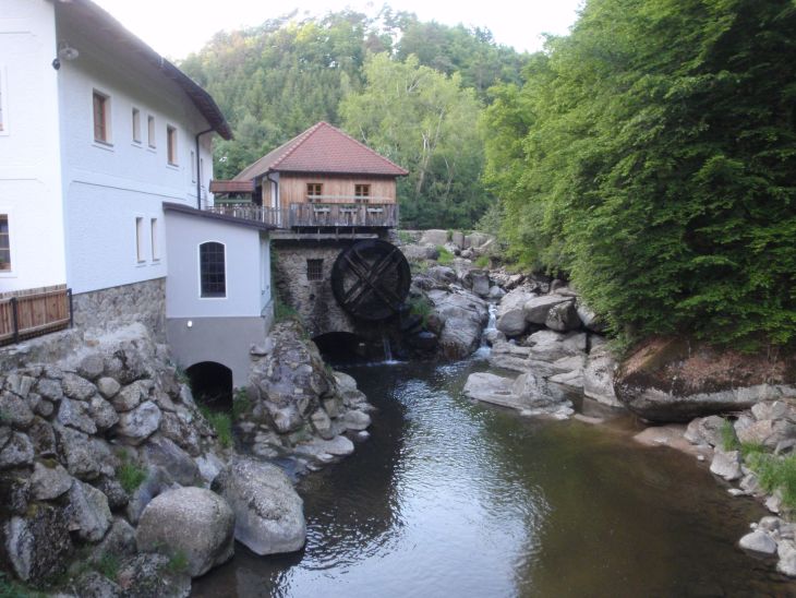 a okolo tohoto mlýna