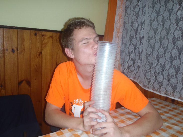jdem pít... Všichni jsme byli dosti žíznivý... Matěj olizuje poslední kapky z kelímků:-D.