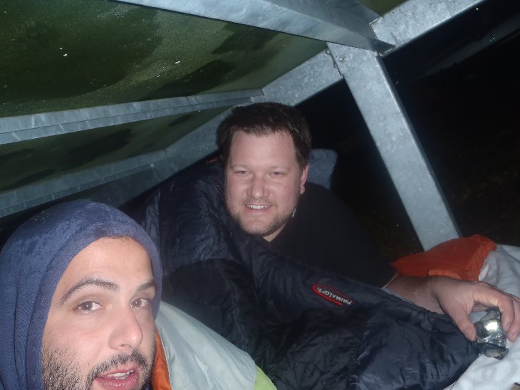 Večer začlo pršet a kluci šli spát pod pingpongový stůl, ale prý se v noci probudili úplně mokrý, asi trochu protekl:-D:-D.