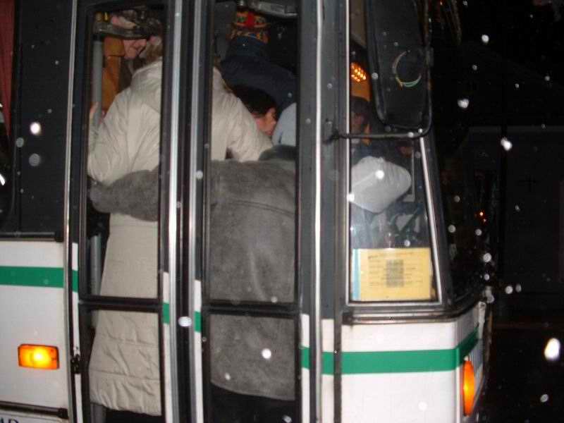 No a když jsme už konečně chtěli domu, tak nám autobus ujel přímo před nosem. (víme kdo za to může..) Tak jsme tam museli hodku cekat na dalsi bus. Ten ale nepřijel. tak jsme tam cekali dalsi hodku. Autobus sice přijel ale byl upne narvanej, tak jsme zase utřeli a jeli jsme až asi posledním busem. (ČD hadr!)