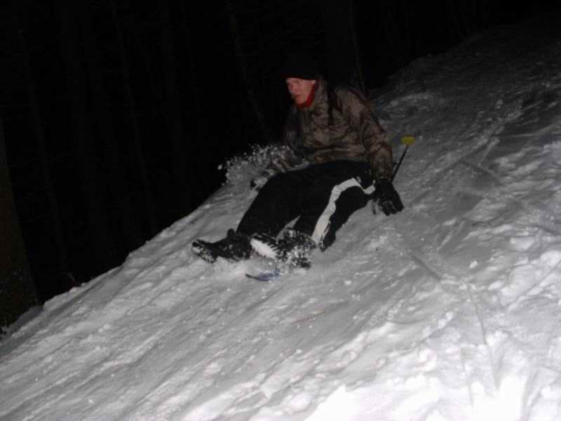 Cesta byla drsná a tak se jelo v sedě.

V pátek jsme ještě šli na sjezd. Já s Kubou jsme si půjčili snowboardy a učili jsme se. Bylo to docela hustý, škoda že nemáme žádný fotky.