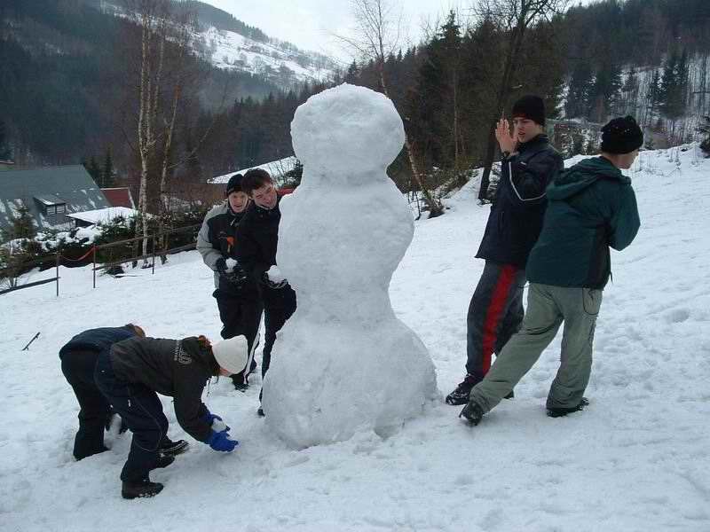 Ráno, nebo spíš odpoledne jsme stavěli sněhuláka.
