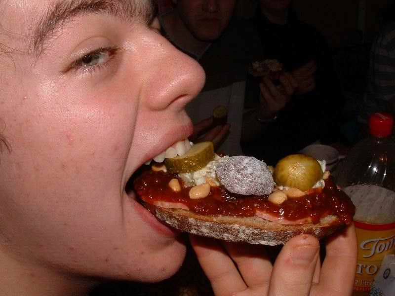 Ráno jsme v 10:00 opustili pokoje. Pro věci přijel pro změnu pan Kuchař a my jsme mohli na chvíli do Sasanky. Ondra se tam pěkně předvedl. Je to pašák. No a pak jsme nasedli na bus a jelo se do Prahy. Tam už na nás vši čekali, a tak jsme mohli v klidu odjet dom.

<br>A nezapomeňte: Gumy gumy gumy gumy musíme mít, když nechceme děti mít.