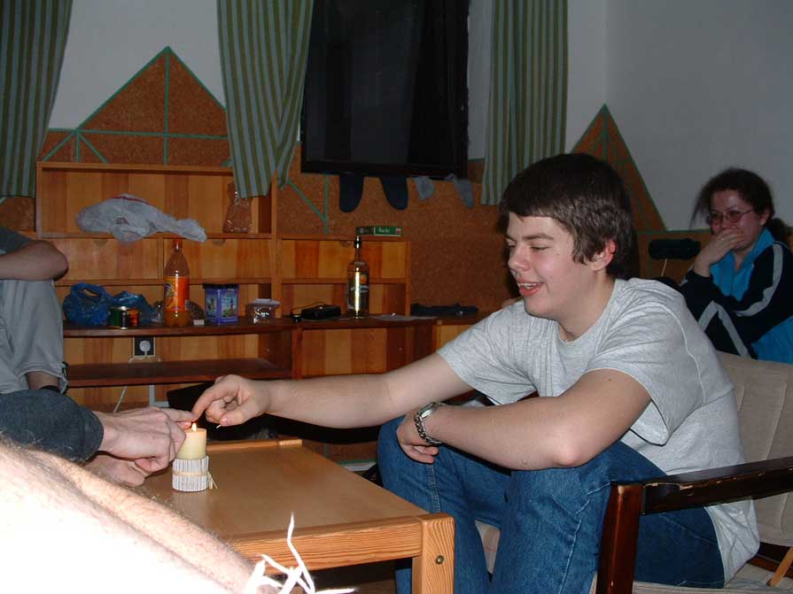 Ondra si spaluje prsty a nikdo neví proč.