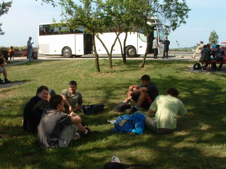 Tak..tohle je už v maďarsku...žerem a pijem pivo a za námi je náš bus...