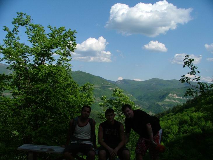 Pohled od vodopádu na druhou stranu...v tom udolí nekde teče Iskar