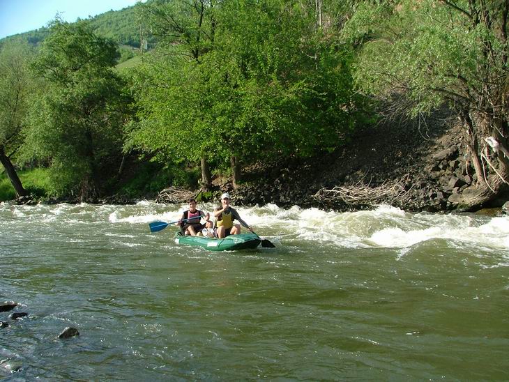 Projet každou zatáčku chtělo trochu cviku...proud byl většinou dost silnej a nepříjemě to táhlo na skály...ale po chvíli už všichni věděli jak na to:))